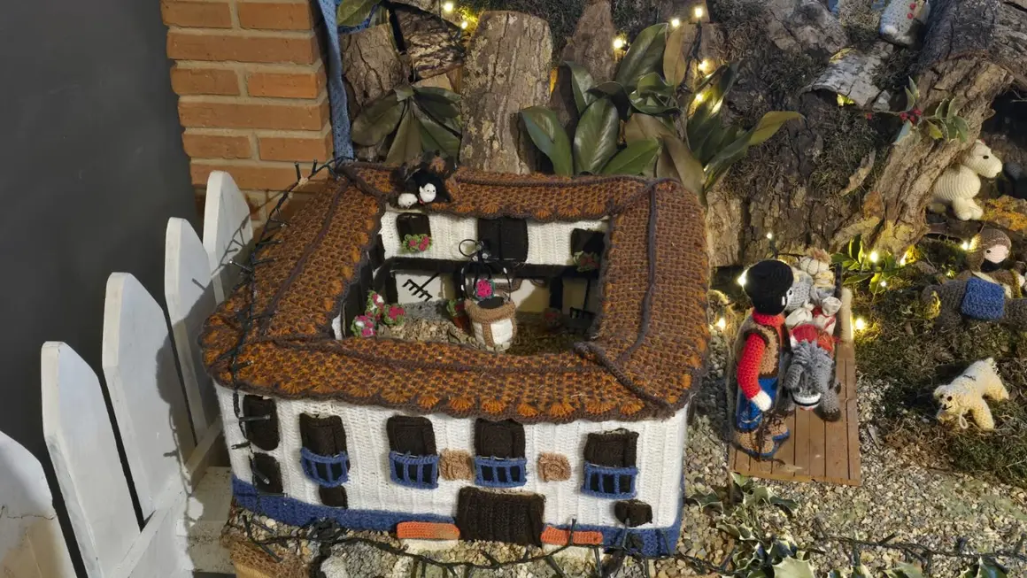 Villoria de &Oacute;rbigo se llena de Navidad con su &aacute;rbol de ganchillo, un espectacular bel&eacute;n, cientos de creaciones manuales y una decoraci&oacute;n &uacute;nica de la localidad. Fotos Carlos Calvo (36)