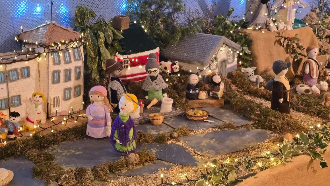 Villoria de &Oacute;rbigo se llena de Navidad con su &aacute;rbol de ganchillo, un espectacular bel&eacute;n, cientos de creaciones manuales y una decoraci&oacute;n &uacute;nica de la localidad. Fotos Carlos Calvo (38)