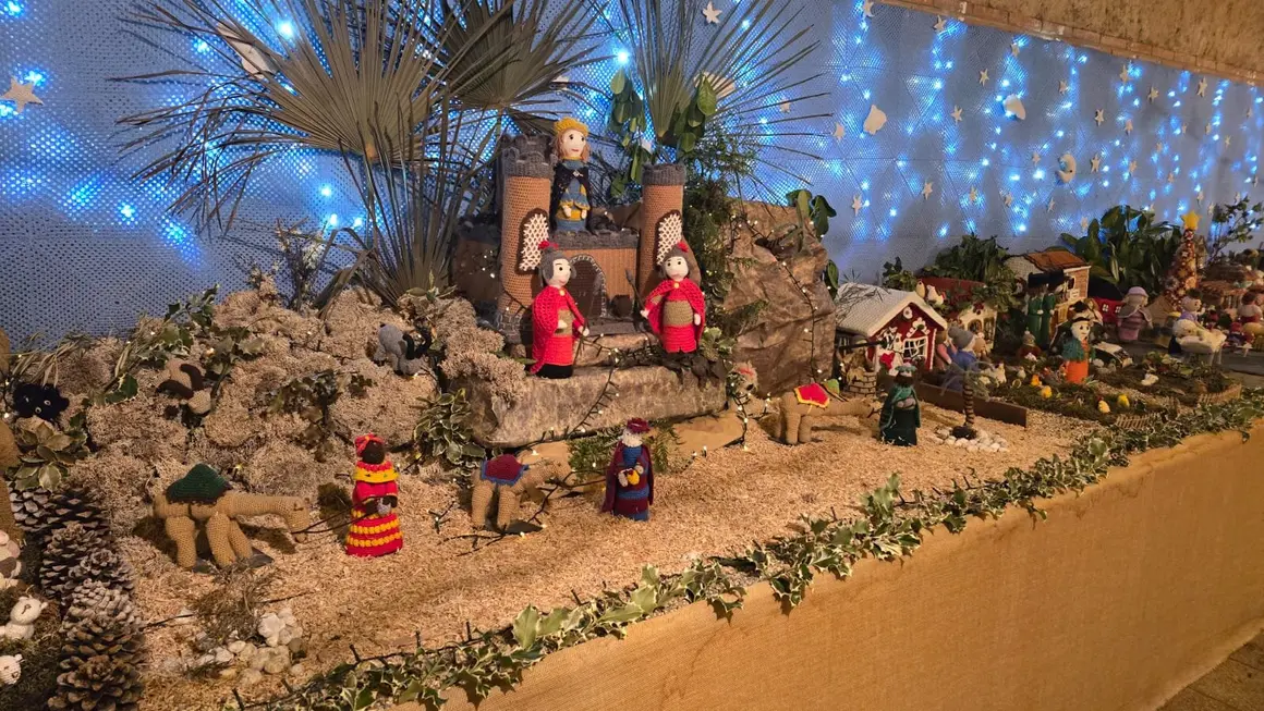 Villoria de &Oacute;rbigo se llena de Navidad con su &aacute;rbol de ganchillo, un espectacular bel&eacute;n, cientos de creaciones manuales y una decoraci&oacute;n &uacute;nica de la localidad. Fotos Carlos Calvo (41)