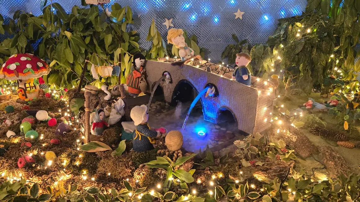 Villoria de &Oacute;rbigo se llena de Navidad con su &aacute;rbol de ganchillo, un espectacular bel&eacute;n, cientos de creaciones manuales y una decoraci&oacute;n &uacute;nica de la localidad. Fotos Carlos Calvo (49)