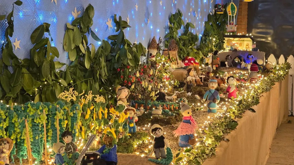 Villoria de &Oacute;rbigo se llena de Navidad con su &aacute;rbol de ganchillo, un espectacular bel&eacute;n, cientos de creaciones manuales y una decoraci&oacute;n &uacute;nica de la localidad. Fotos Carlos Calvo (51)