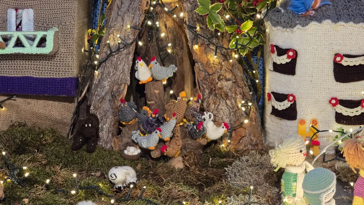 Villoria de &Oacute;rbigo se llena de Navidad con su &aacute;rbol de ganchillo, un espectacular bel&eacute;n, cientos de creaciones manuales y una decoraci&oacute;n &uacute;nica de la localidad. Fotos Carlos Calvo (53)