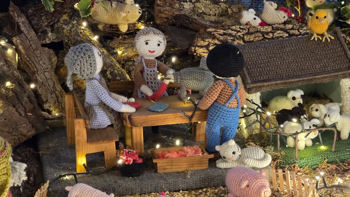 Villoria de &Oacute;rbigo se llena de Navidad con su &aacute;rbol de ganchillo, un espectacular bel&eacute;n, cientos de creaciones manuales y una decoraci&oacute;n &uacute;nica de la localidad. Fotos Carlos Calvo (55)