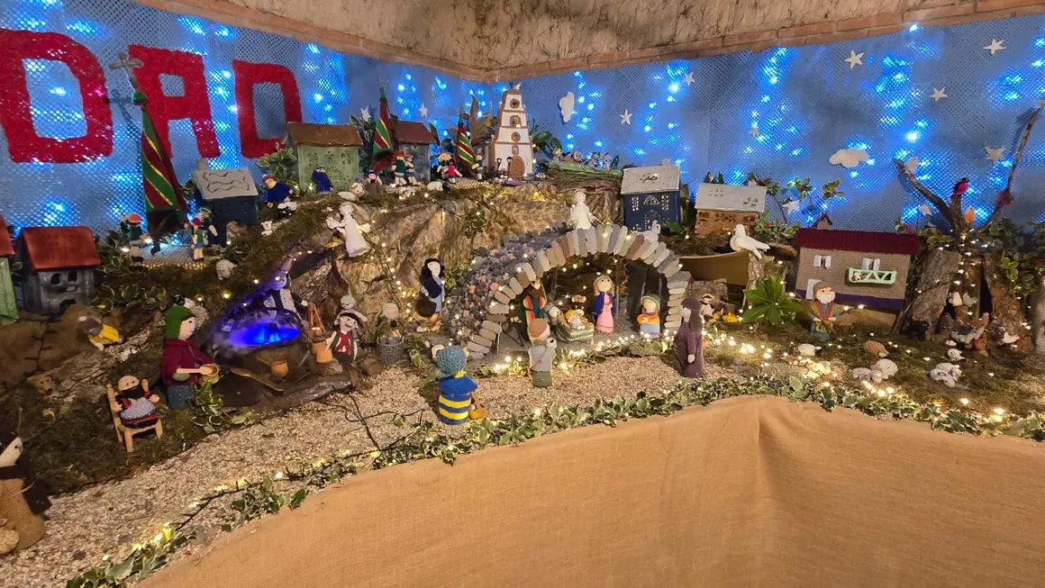 Villoria de &Oacute;rbigo se llena de Navidad con su &aacute;rbol de ganchillo, un espectacular bel&eacute;n, cientos de creaciones manuales y una decoraci&oacute;n &uacute;nica de la localidad. Fotos Carlos Calvo (56)