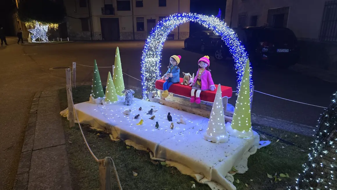 Villoria de &Oacute;rbigo se llena de Navidad con su &aacute;rbol de ganchillo, un espectacular bel&eacute;n, cientos de creaciones manuales y una decoraci&oacute;n &uacute;nica de la localidad. Fotos Carlos Calvo (62)