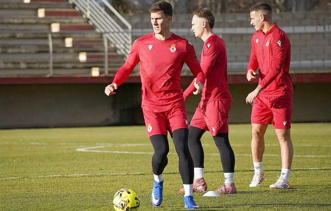 La plantilla de la Cultural y Deportiva Leonesa ha regresado este domingo a los entrenamientos tras el par&oacute;n navide&ntilde;o, iniciando as&iacute; la preparaci&oacute;n para la reanudaci&oacute;n de la competici&oacute;n oficial.