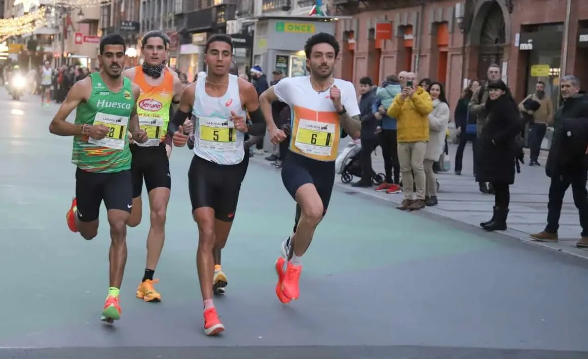Fernando Carro y Marta Garc&iacute;a Alonso se imponen en una San Silvestre de Le&oacute;n arropada por miles de aficionados. Foto: Isaac Llamazares