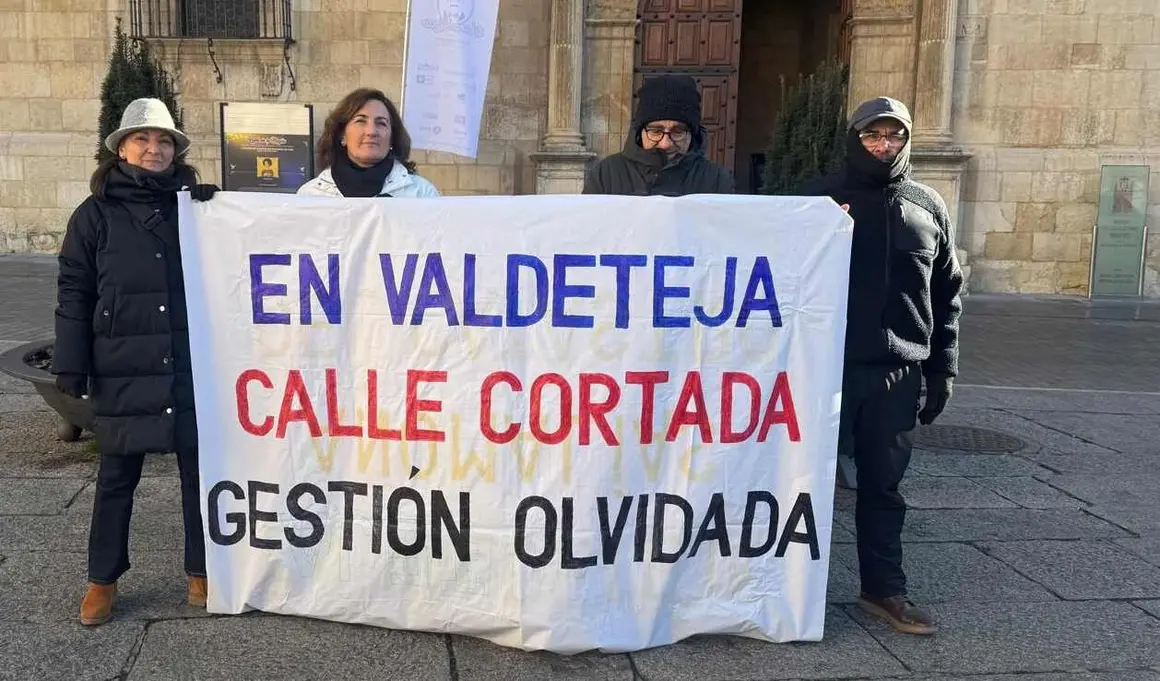La monta&ntilde;a central leonesa ha vuelto a trasladar su protesta a la capital. Un grupo de vecinos de Valdeteja, localidad perteneciente al municipio de Valdelugueros, se ha concentrado este lunes 29 de diciembre ante la Diputaci&oacute;n de Le&oacute;n. Esta movilizaci&oacute;n da continuidad a la protesta iniciada el pasado mes de octubre frente a la Gerencia del Catastro, en una lucha que ya suma m&aacute;s de tres a&ntilde;os de reclamaciones sin respuesta oficial.