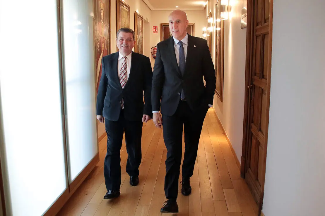 El consejero de la Presidencia, Luis Miguel Gonz&aacute;lez Gago, y el alcalde de Le&oacute;n, Jos&eacute; Antonio Diez, presentan los actos conmemorativos organizados con motivo del IX centenario del fallecimiento de la reina Urraca I de Le&oacute;n