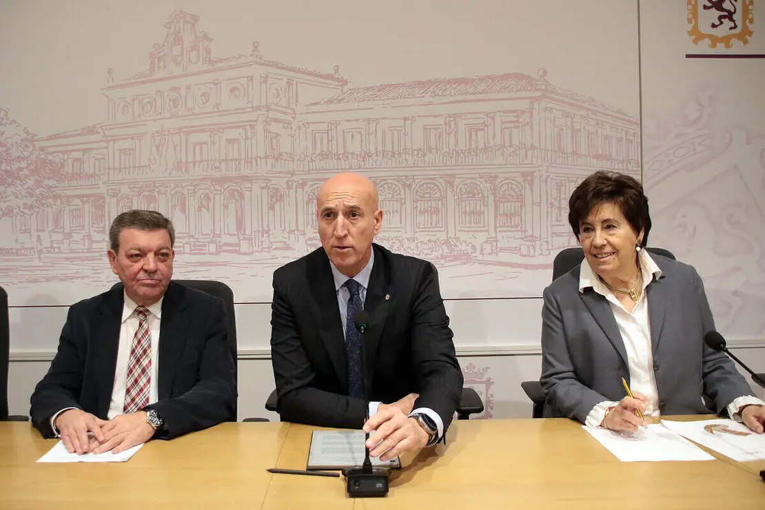 El consejero de la Presidencia, Luis Miguel Gonz&aacute;lez Gago, y el alcalde de Le&oacute;n, Jos&eacute; Antonio Diez, presentan los actos conmemorativos organizados con motivo del IX centenario del fallecimiento de la reina Urraca I de Le&oacute;n