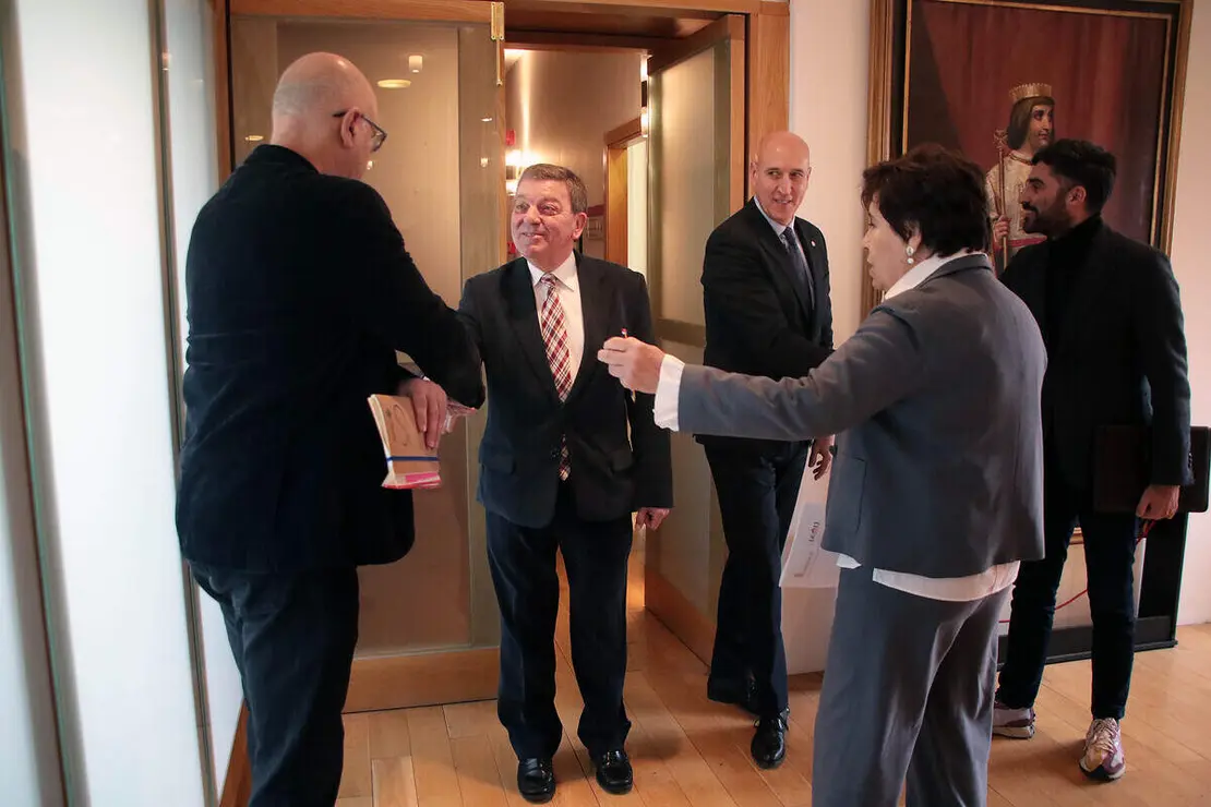 El consejero de la Presidencia, Luis Miguel Gonz&aacute;lez Gago, y el alcalde de Le&oacute;n, Jos&eacute; Antonio Diez, presentan los actos conmemorativos organizados con motivo del IX centenario del fallecimiento de la reina Urraca I de Le&oacute;n