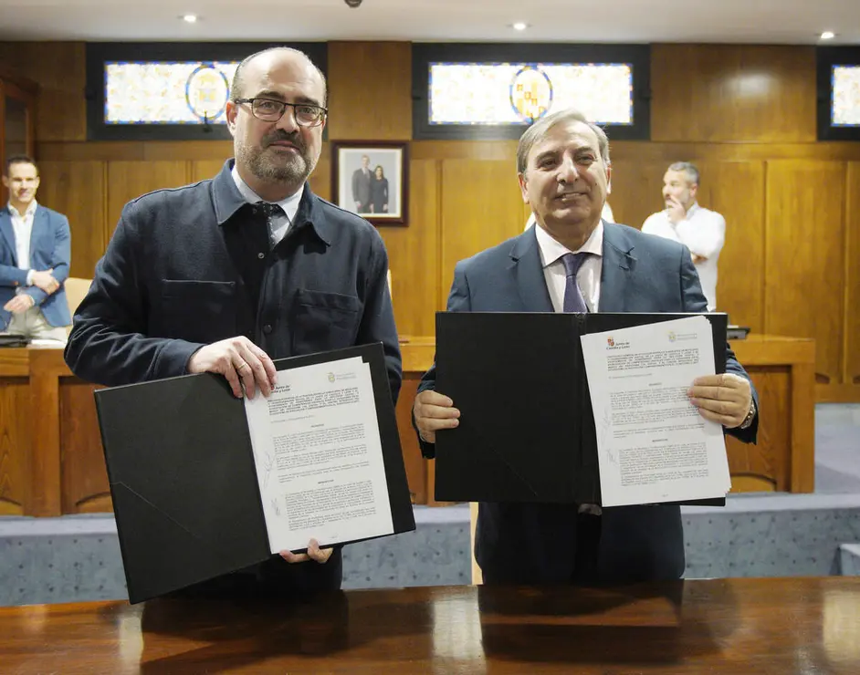 El consejero de Movilidad y Transformaci&oacute;n Digital, Jos&eacute; Luis Sanz Merino (I), junto al alcalde de Ponferrada, Marco Morala (D), durante la firma del protocolo de colaboraci&oacute;n en materia de competencias digitales