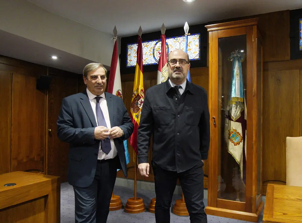 El consejero de Movilidad y Transformaci&oacute;n Digital, Jos&eacute; Luis Sanz Merino (I), junto al alcalde de Ponferrada, Marco Morala (D), durante la firma del protocolo de colaboraci&oacute;n en materia de competencias digitales