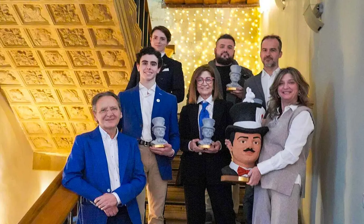 El Festival Internacional Le&oacute;n Vive la Magia celebr&oacute; este lunes el acto de entrega de premios de su XXII edici&oacute;n, en el transcurso de un almuerzo celebrado en el restaurante Colegiata de San Isidoro, en Le&oacute;n. El certamen reconoci&oacute; el compromiso con la cultura y las artes esc&eacute;nicas de distintos medios, instituciones y creadores, adem&aacute;s de designar a sus nuevos Embajadores de la Magia.