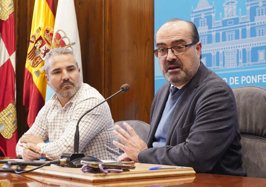 El alcalde de Ponferrada, Marco Morala (D), junto al concejal de Comercio, David Pacios (I), durante la presentaci&oacute;n de los Programas Mixtos de Formaci&oacute;n y Empleo