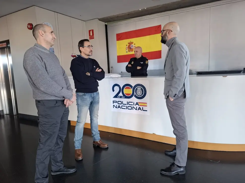 El subdelegado de Gobierno en Le&oacute;n, H&eacute;ctor Alaiz Moret&oacute;n, ha visitado este mi&eacute;rcoles a la Guardia Civil de Armunia y a la Polic&iacute;a Nacional de San Andr&eacute;s del Rabanedo para felicitarles el a&ntilde;o y desearles un buen servicio. Foto: Subdelegaci&oacute;n del Gobierno en Le&oacute;n.