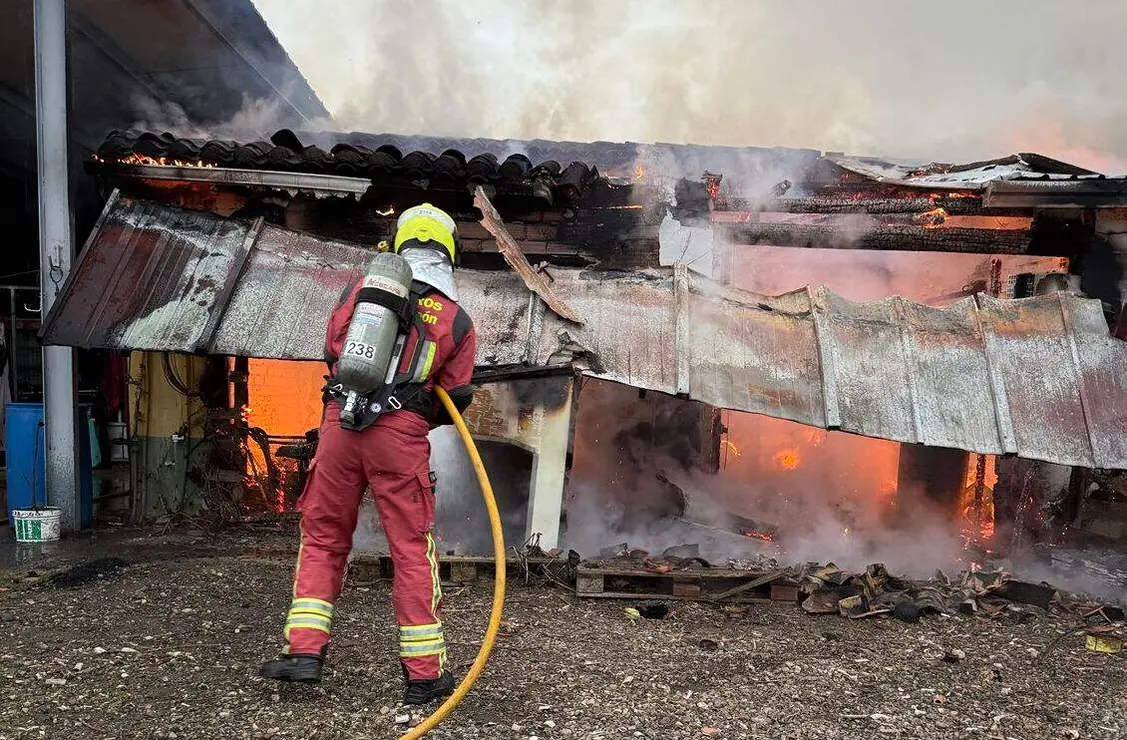 Actuaci&oacute;n de los Bomberos de Le&oacute;n en el incendio del hostal en Santas Martas. Fotos: Bomberos de Le&oacute;n.