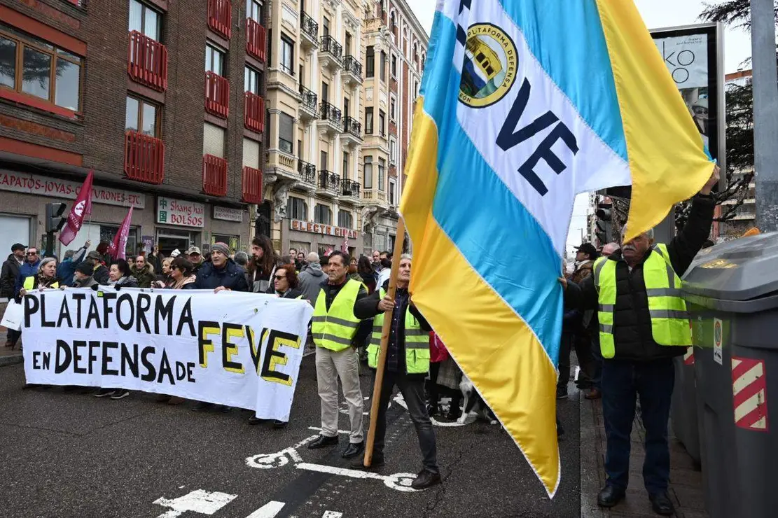 Corte de tr&aacute;fico reivindicativo de la Plataforma en Defensa del Feve este s&aacute;bado en Padre Isla. Foto: Peio Garc&iacute;a.