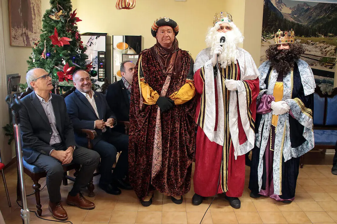 El presidente de la Diputaci&oacute;n, Gerardo &Aacute;lvarez Courel, encabeza la visita navide&ntilde;a a la residencia Santa Luisa, gestionada por la instituci&oacute;n provincial