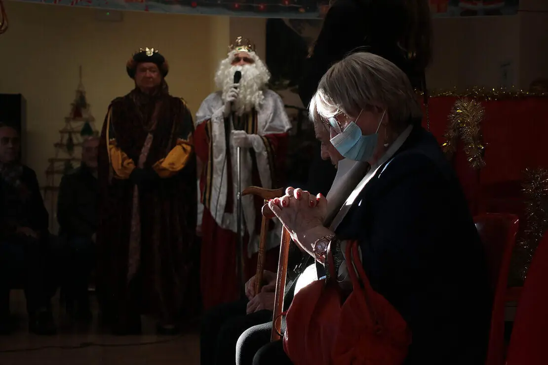 El presidente de la Diputaci&oacute;n, Gerardo &Aacute;lvarez Courel, encabeza la visita navide&ntilde;a a la residencia Santa Luisa, gestionada por la instituci&oacute;n provincial