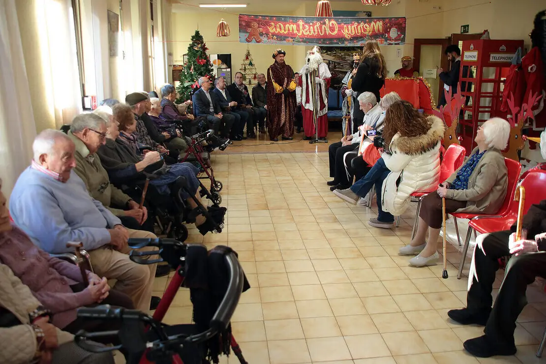 El presidente de la Diputaci&oacute;n, Gerardo &Aacute;lvarez Courel, encabeza la visita navide&ntilde;a a la residencia Santa Luisa, gestionada por la instituci&oacute;n provincial