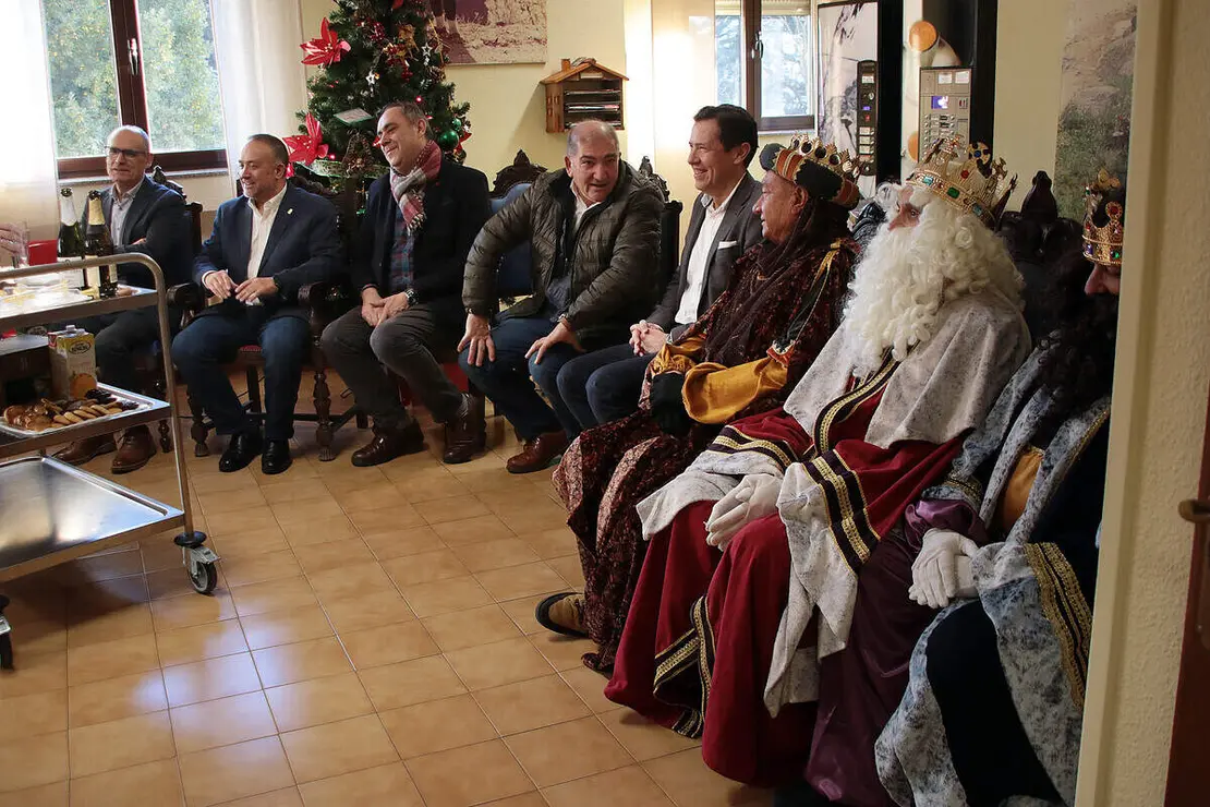 El presidente de la Diputaci&oacute;n, Gerardo &Aacute;lvarez Courel, encabeza la visita navide&ntilde;a a la residencia Santa Luisa, gestionada por la instituci&oacute;n provincial