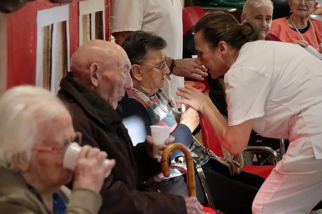 El presidente de la Diputaci&oacute;n, Gerardo &Aacute;lvarez Courel, encabeza la visita navide&ntilde;a a la residencia Santa Luisa, gestionada por la instituci&oacute;n provincial