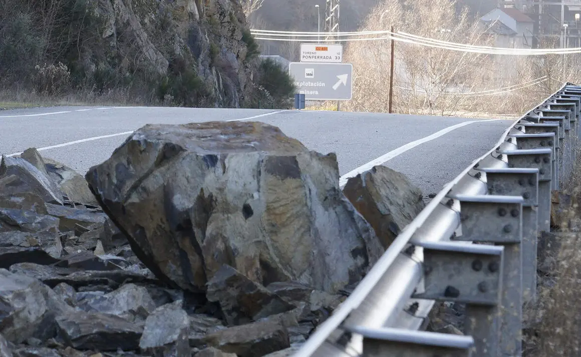 Nuevo desprendimiento en la carretera CL-631 en el t&eacute;rmino municipal de P&aacute;ramo del Sil (Le&oacute;n)