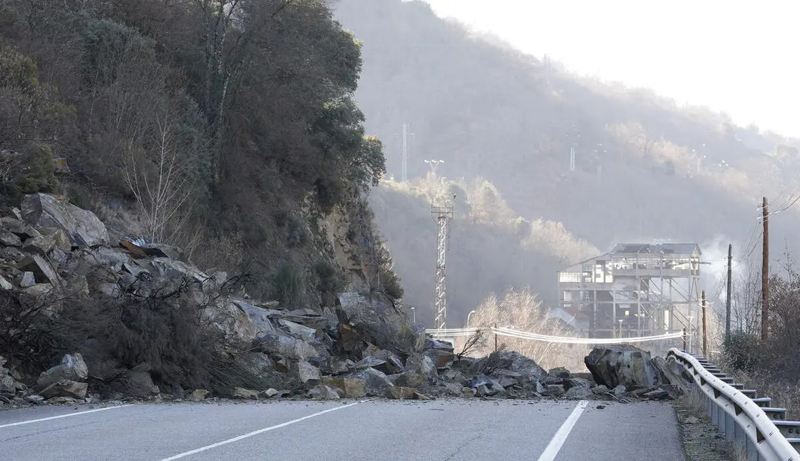 Nuevo desprendimiento en la carretera CL-631 en el t&eacute;rmino municipal de P&aacute;ramo del Sil (Le&oacute;n)
