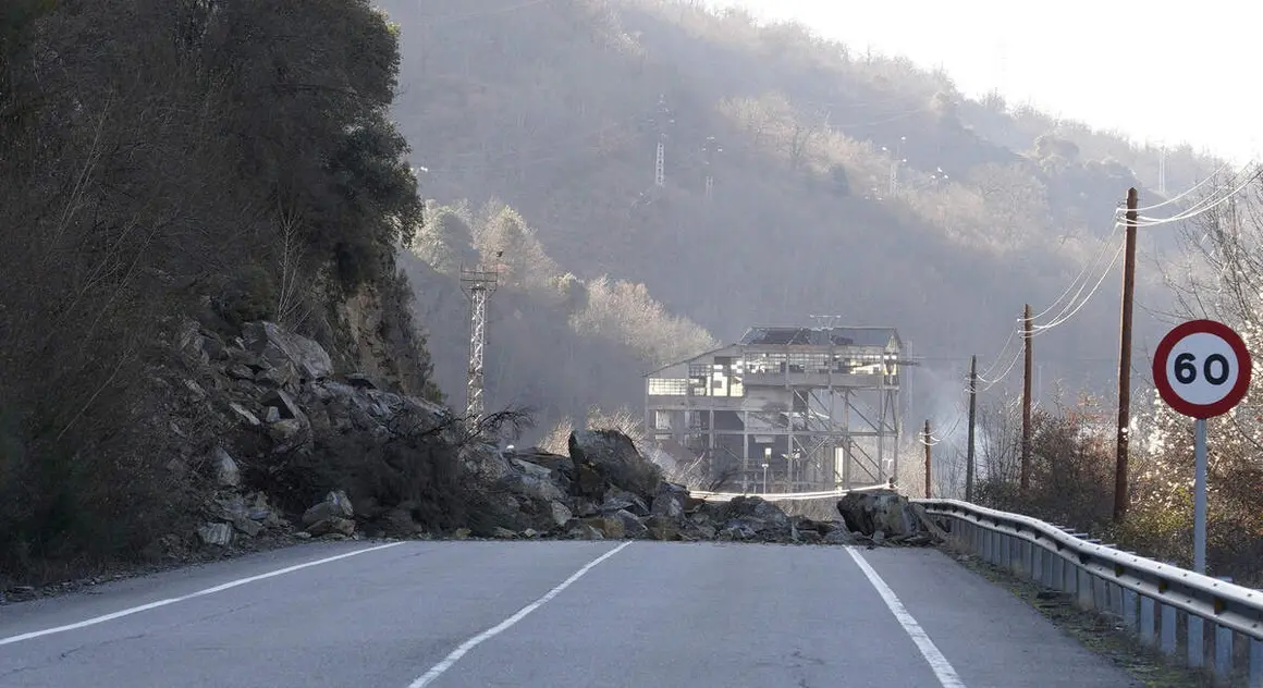 Nuevo desprendimiento en la carretera CL-631 en el t&eacute;rmino municipal de P&aacute;ramo del Sil (Le&oacute;n)