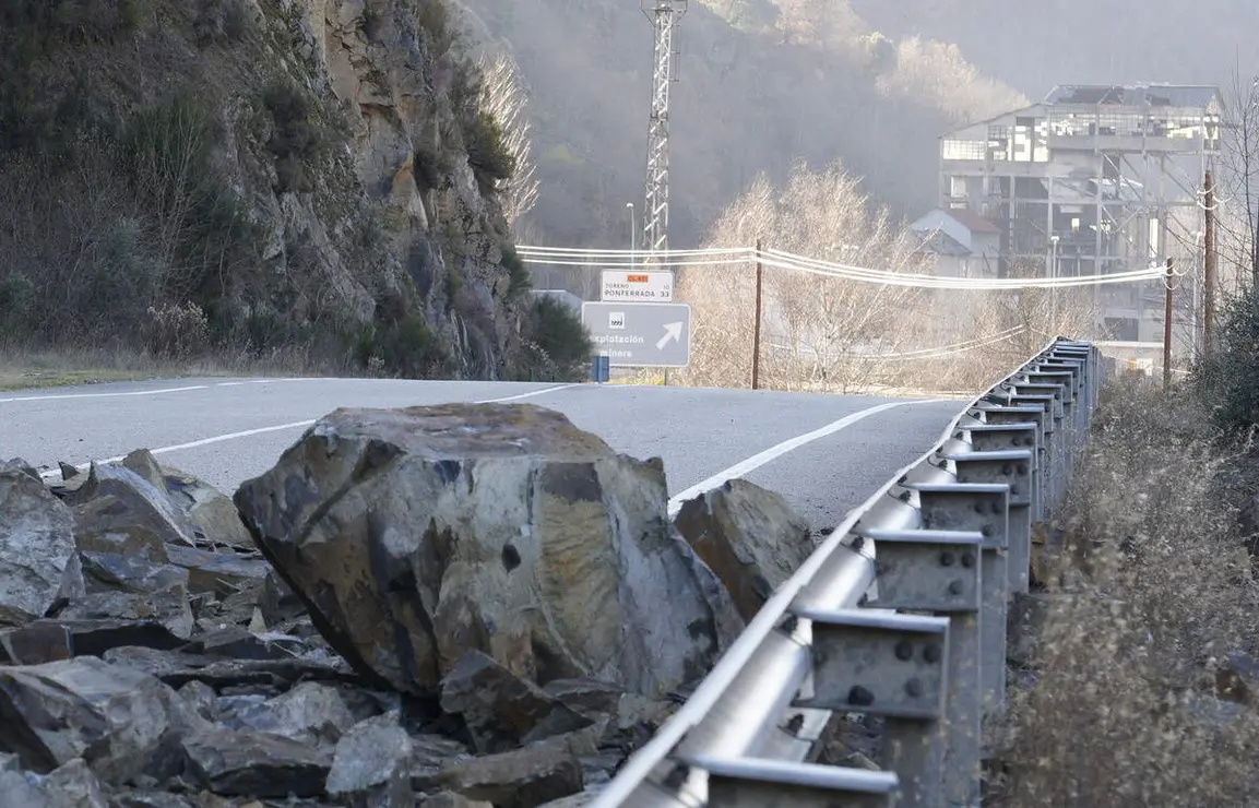 Nuevo desprendimiento en la carretera CL-631 en el t&eacute;rmino municipal de P&aacute;ramo del Sil (Le&oacute;n)