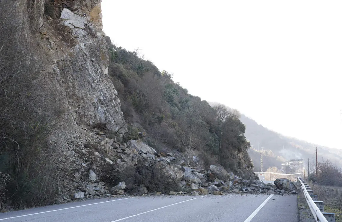 Nuevo desprendimiento en la carretera CL-631 en el t&eacute;rmino municipal de P&aacute;ramo del Sil (Le&oacute;n)