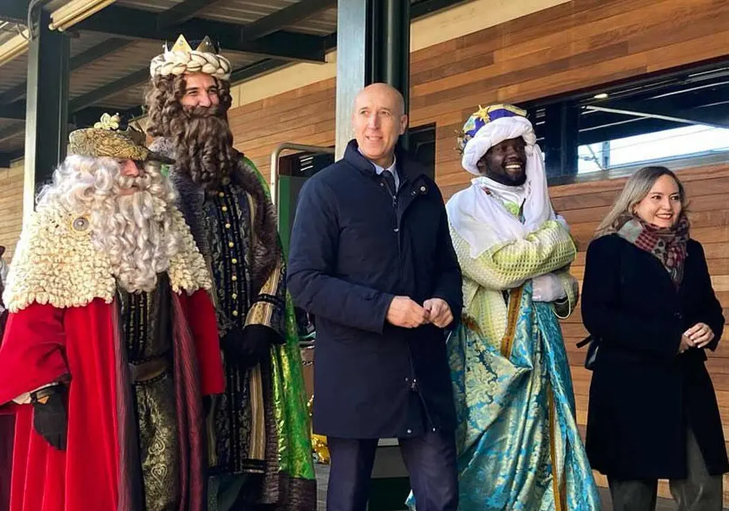 Le&oacute;n capital ha dado la bienvenida a Sus Majestades de Oriente con puntualidad ferroviaria. A las 12.00 horas, Melchor, Gaspar y Baltasar han hecho su entrada en la Estaci&oacute;n de Tren de Le&oacute;n, en la avenida de Palencia, ante la expectaci&oacute;n de decenas de familias que aguardaban su llegada desde minutos antes.