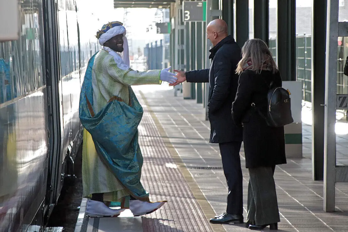 SS.MM. los Reyes Magos son recibidos por el alcalde, Jos&eacute; Antonio D&iacute;ez a su llegada a la estaci&oacute;n de Le&oacute;n