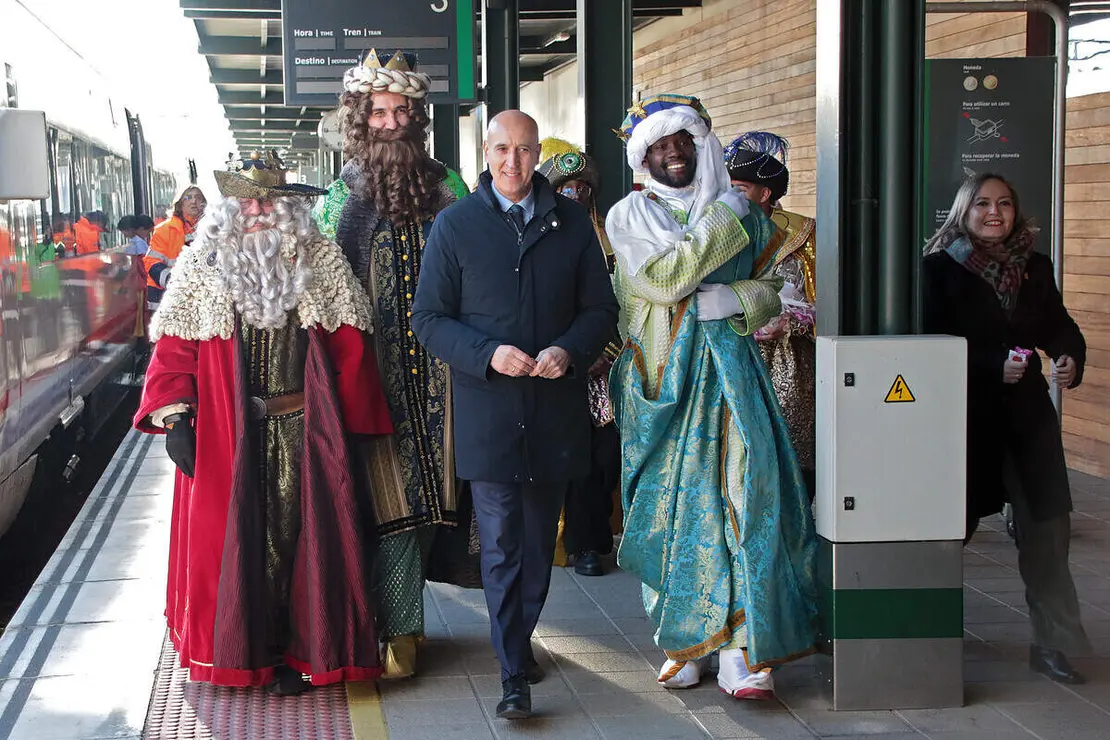 SS.MM. los Reyes Magos son recibidos por el alcalde, Jos&eacute; Antonio D&iacute;ez a su llegada a la estaci&oacute;n de Le&oacute;n