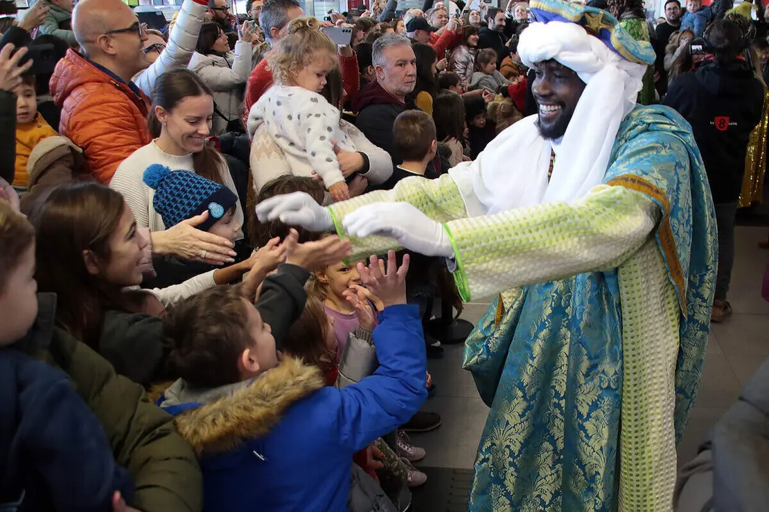 SS.MM. los Reyes Magos son recibidos por el alcalde, Jos&eacute; Antonio D&iacute;ez a su llegada a la estaci&oacute;n de Le&oacute;n
