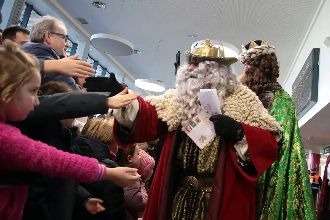 SS.MM. los Reyes Magos son recibidos por el alcalde, Jos&eacute; Antonio D&iacute;ez a su llegada a la estaci&oacute;n de Le&oacute;n