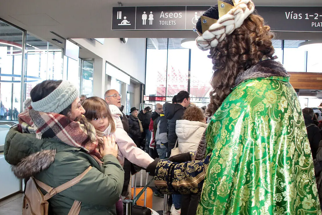 SS.MM. los Reyes Magos son recibidos por el alcalde, Jos&eacute; Antonio D&iacute;ez a su llegada a la estaci&oacute;n de Le&oacute;n
