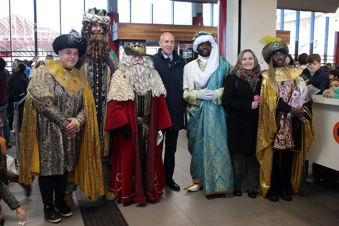 SS.MM. los Reyes Magos son recibidos por el alcalde, Jos&eacute; Antonio D&iacute;ez a su llegada a la estaci&oacute;n de Le&oacute;n
