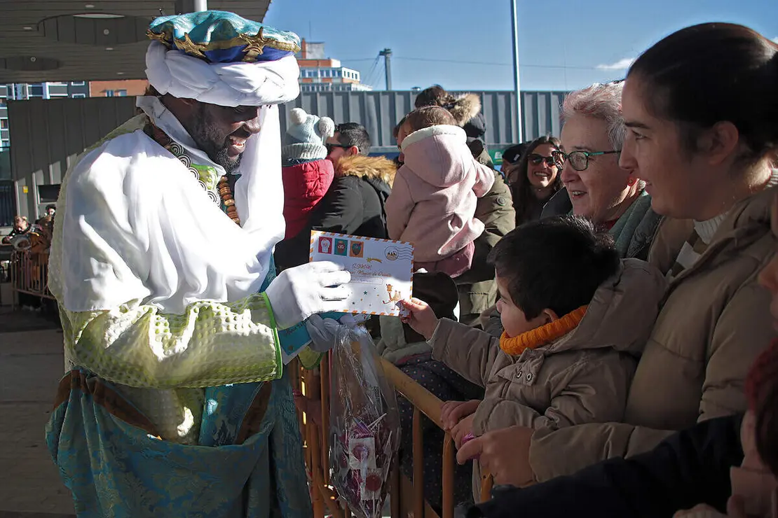 SS.MM. los Reyes Magos son recibidos por el alcalde, Jos&eacute; Antonio D&iacute;ez a su llegada a la estaci&oacute;n de Le&oacute;n