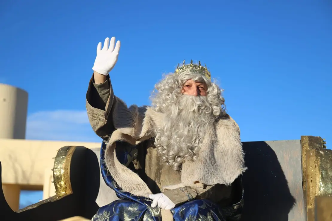 La jornada del 5 de enero ha dejado im&aacute;genes para el recuerdo en San Andr&eacute;s del Rabanedo, donde cientos de personas, muchas de ellas familias con ni&ntilde;os, salieron a la calle para saludar a Melchor, Gaspar y Baltasar. El intenso fr&iacute;o no fue obst&aacute;culo para una cabalgata marcada por la ilusi&oacute;n, los aplausos y el brillo de las luces, que convirtieron el municipio en un escenario de fantas&iacute;a. Fotos: Isaac Llamazares