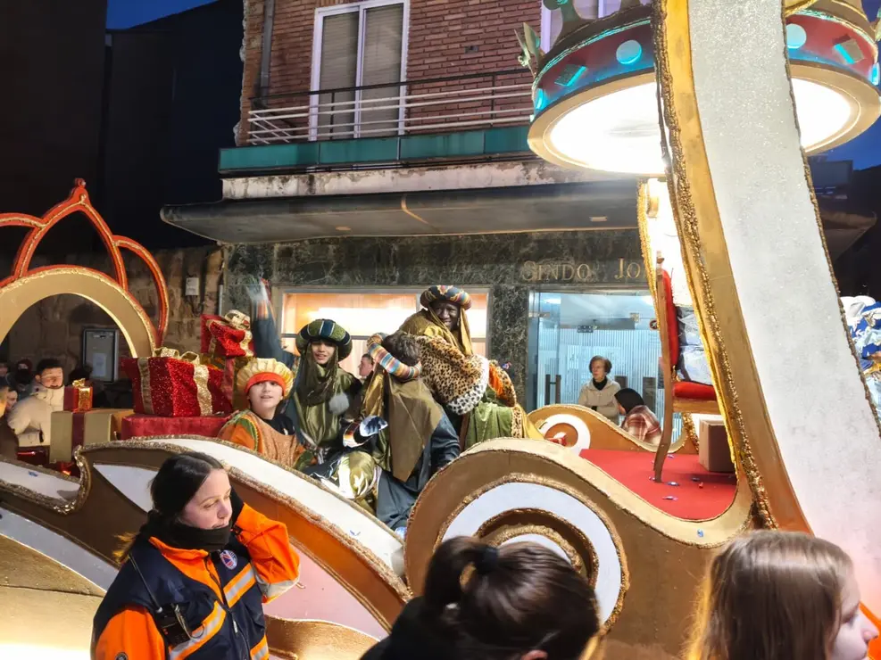 La noche m&aacute;s m&aacute;gica del a&ntilde;o se vivi&oacute; este domingo en Valencia de Don Juan con la visita de Sus Majestades los Reyes Magos de Oriente. Melchor, Gaspar y Baltasar hicieron las delicias de peque&ntilde;os y mayores en una jornada cargada de ilusi&oacute;n, regalos y ambiente festivo.