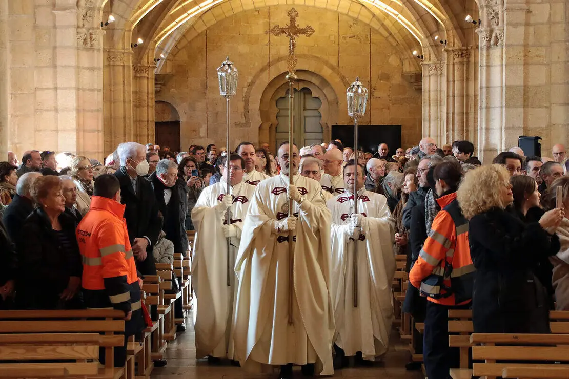 El presidente de las Cortes, Carlos Poll&aacute;n y el alcalde Jos&eacute; Antonio D&iacute;ez acuden al responso por los Reyes de Le&oacute;n en el Pante&oacute;n Real