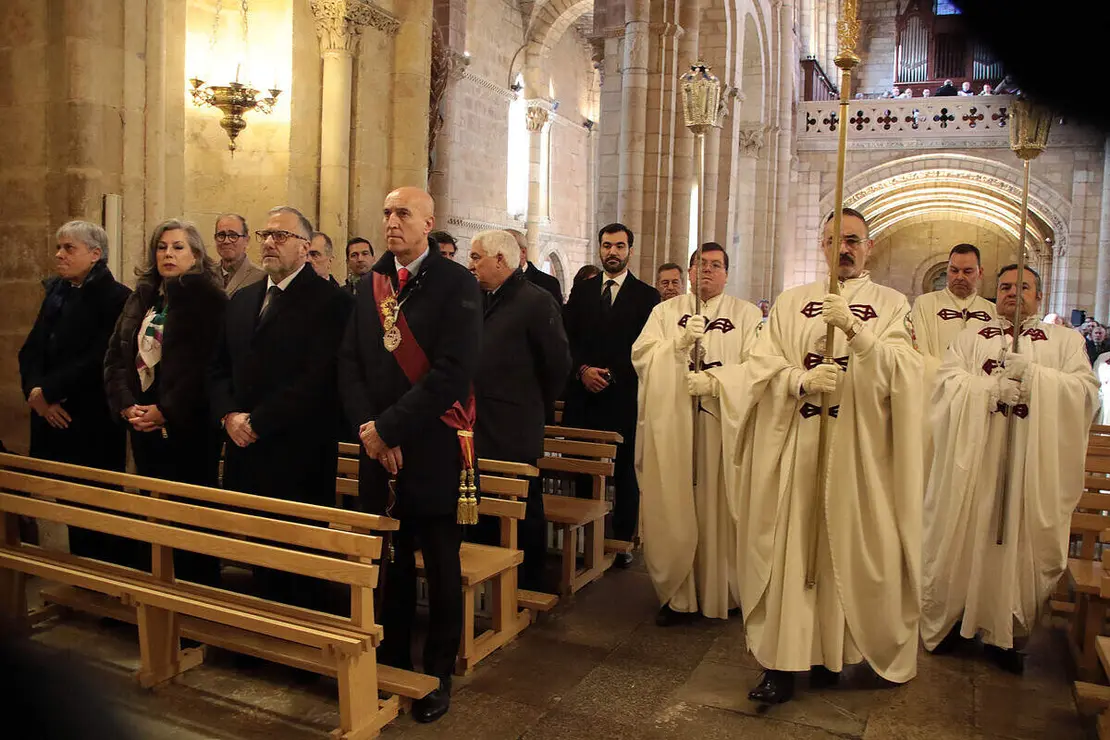 El presidente de las Cortes, Carlos Poll&aacute;n y el alcalde Jos&eacute; Antonio D&iacute;ez acuden al responso por los Reyes de Le&oacute;n en el Pante&oacute;n Real
