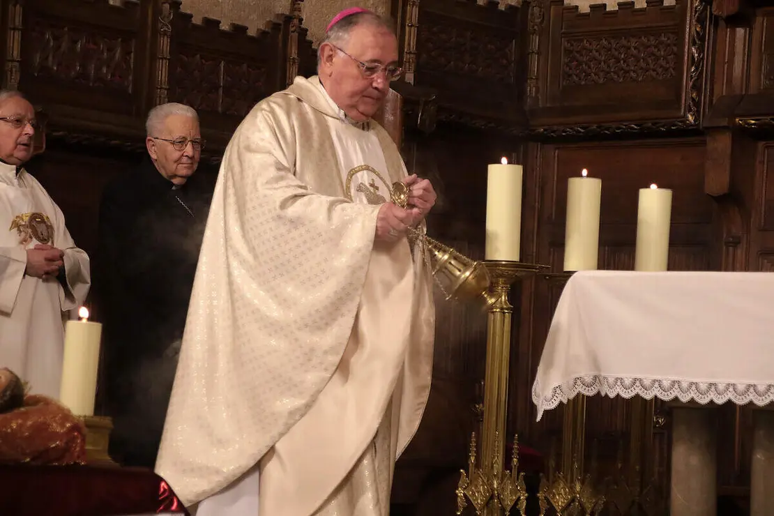 El presidente de las Cortes, Carlos Poll&aacute;n y el alcalde Jos&eacute; Antonio D&iacute;ez acuden al responso por los Reyes de Le&oacute;n en el Pante&oacute;n Real