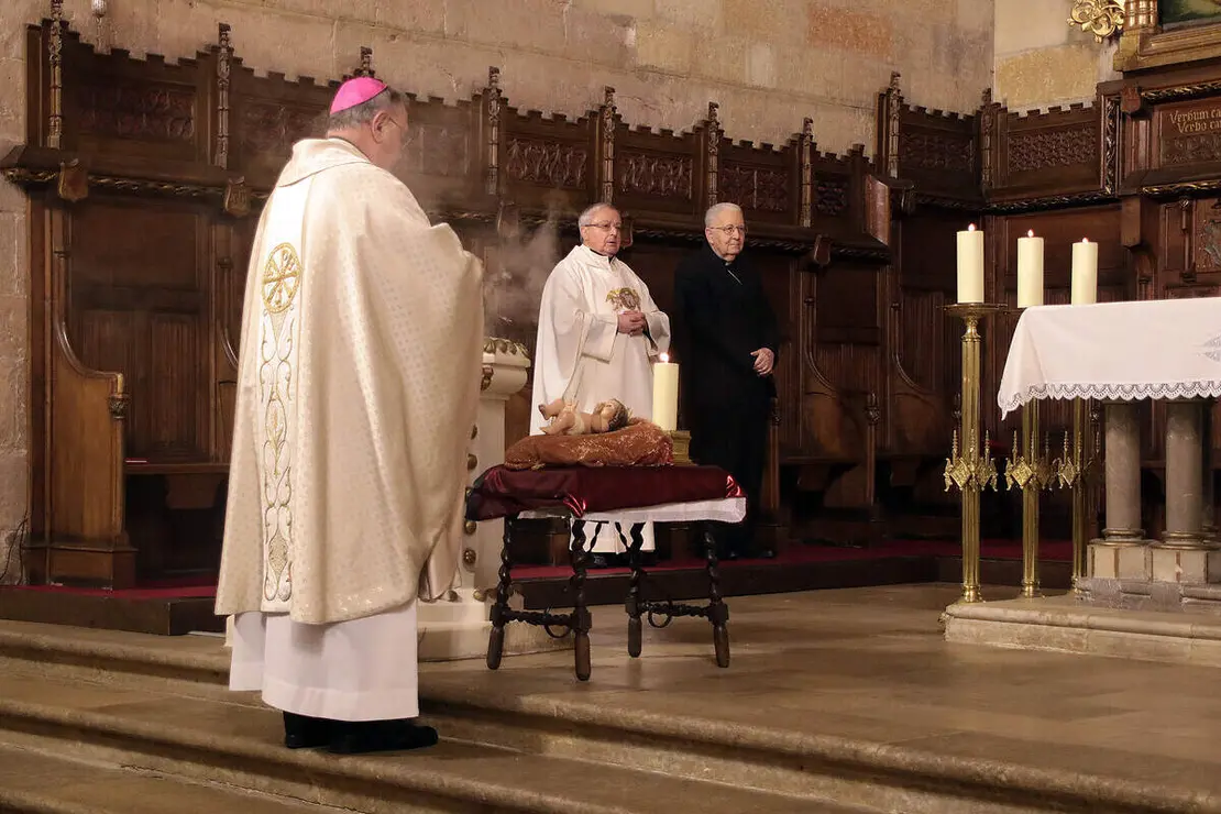 El presidente de las Cortes, Carlos Poll&aacute;n y el alcalde Jos&eacute; Antonio D&iacute;ez acuden al responso por los Reyes de Le&oacute;n en el Pante&oacute;n Real