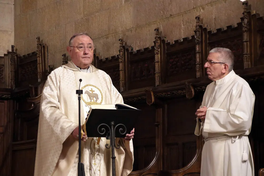 El presidente de las Cortes, Carlos Poll&aacute;n y el alcalde Jos&eacute; Antonio D&iacute;ez acuden al responso por los Reyes de Le&oacute;n en el Pante&oacute;n Real