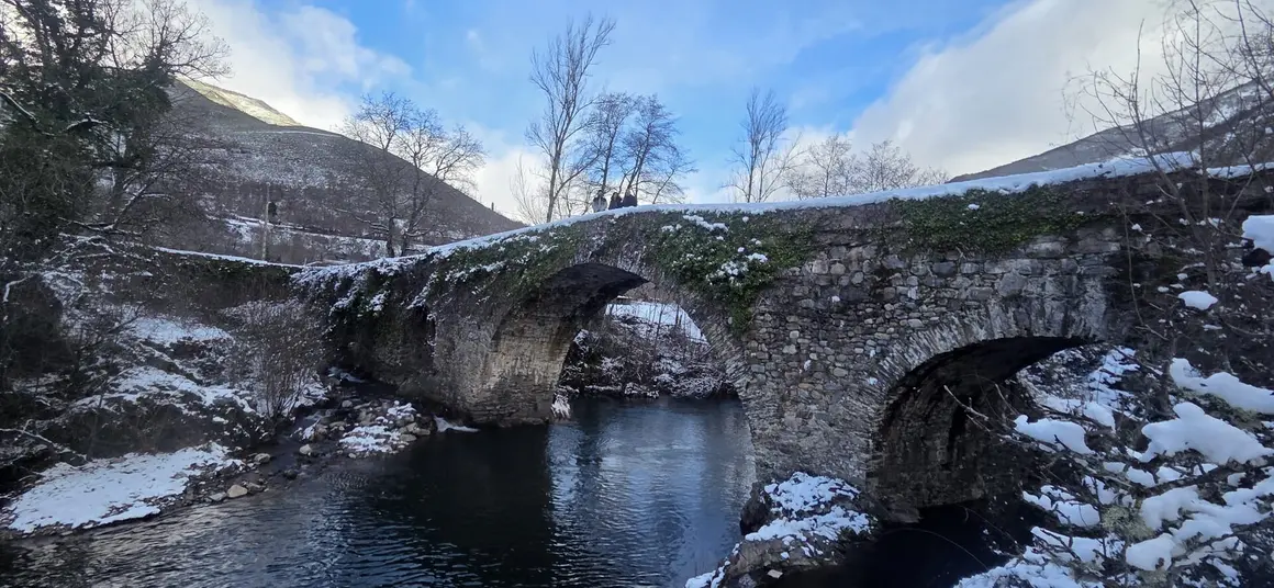 Las nevadas de las &uacute;ltimas horas dejan im&aacute;genes &uacute;nicas en Alto Sil y Laciana mientras la DGT pide m&aacute;xima precauci&oacute;n en carreteras de Le&oacute;n, Burgos y Palencia durante la operaci&oacute;n retorno de Reyes