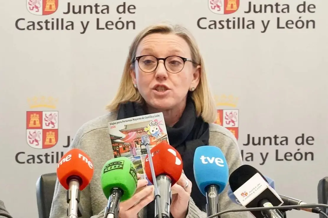 La vicepresidenta de la Junta y consejera de Familia e Igualdad de Oportunidades, Isabel Blanco, presenta la oferta de viajes del ''Club de los 60'' para 2026