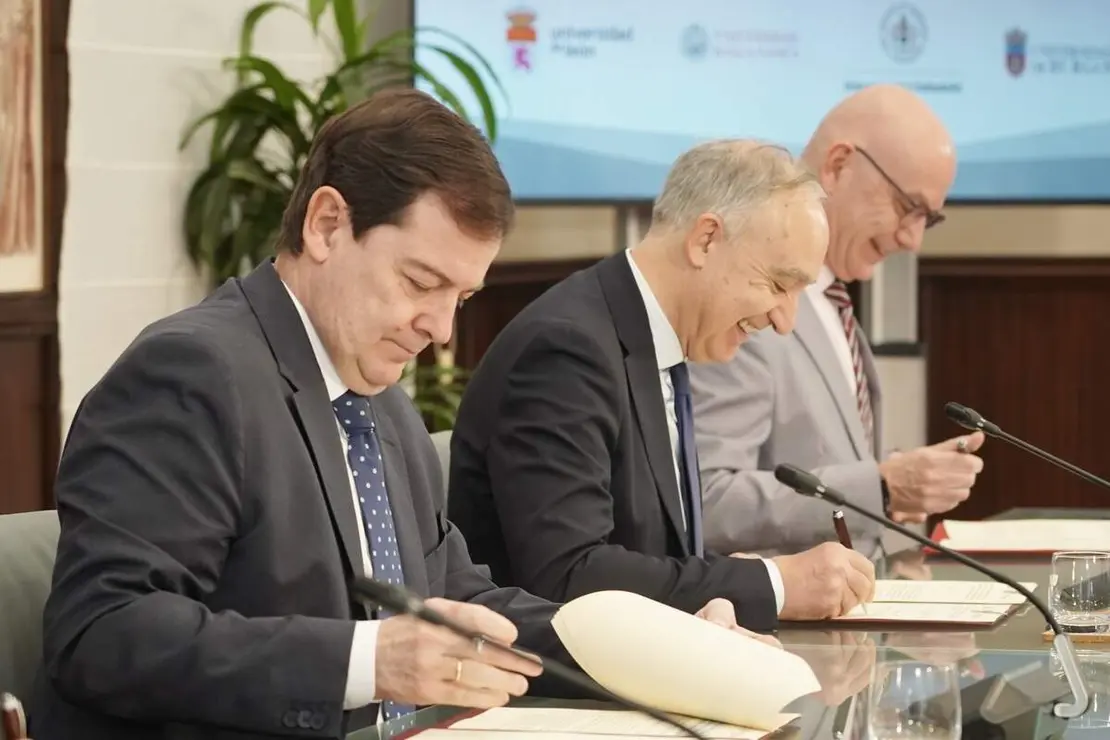 El presidente de la Junta, Alfonso Fern&aacute;ndez Ma&ntilde;ueco, firma un protocolo de colaboraci&oacute;n con las cuatro universidades p&uacute;blicas de la Comunidad.